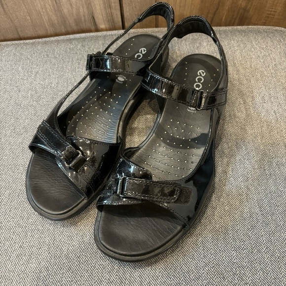 ECCO Women’s 10-10.5 Sandals Black Patent Leather Strap - Picture 1 of 11